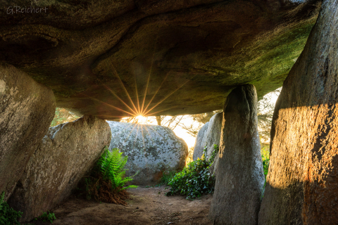 Die Sonne scheint am Abend in den Dolmen, Ile Grande