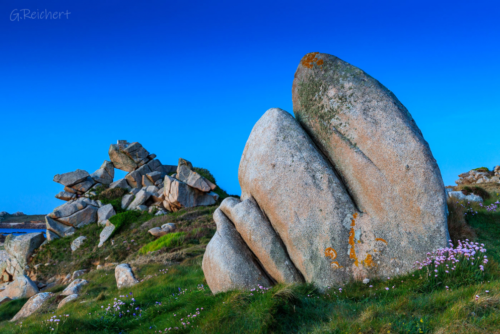 Gefalteter Fels in der blauen Stunde in Le Diben
