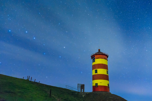 Pilsumer Leuchtturm in der Nacht mit dem Sternbild Großer Wagen