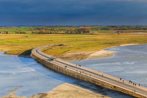 Blick vom Mont Saint Michel über das Watt und die neue Brücke