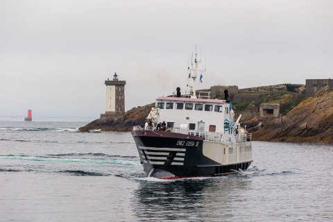 Fähre zu den Inseln Molene und Ouessant im Hafen von Le Conquet