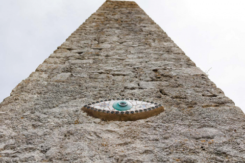 Steinturm La Tourelle mit dem Auge von Pierre Chanteau