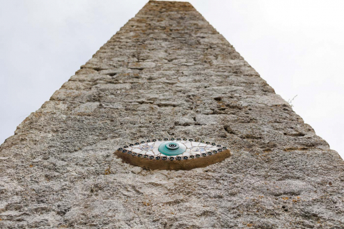 Steinturm La Tourelle mit dem Auge von Pierre Chanteau