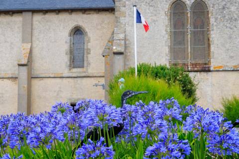 Blumen vor der Kirche