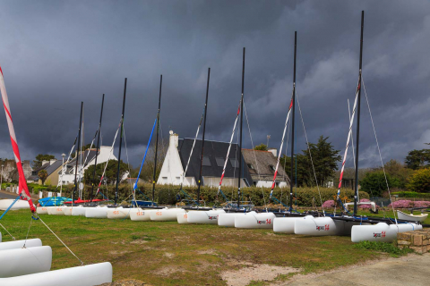 Segelboote warten auf besseres Wetter, Loctudy