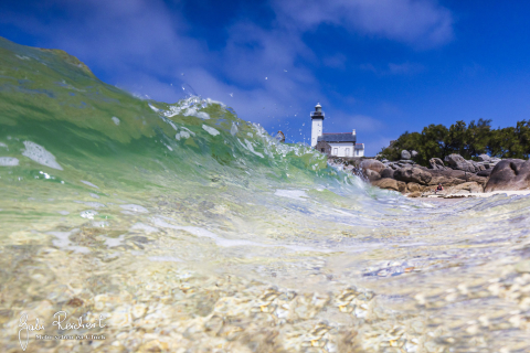 Welle am Phare du Pontusval