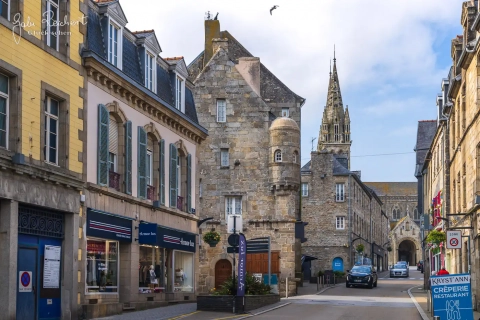 Straße mit Blick auf die Kathedrale, Saint-Pol-de-Leon