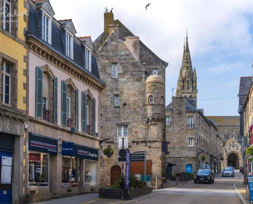 Straße mit Blick auf die Kathedrale, Saint-Pol-de-Leon
