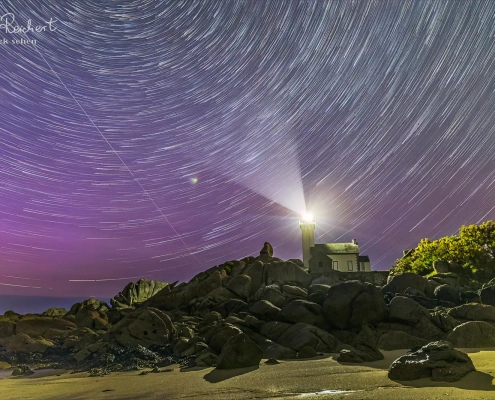 Sternenbahnen und leichtes Nordlicht am Leuchtturm Pontusval, Bretagne