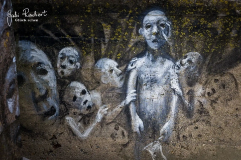 Kunst als Mahung im Bunker von Ploudalmezeau