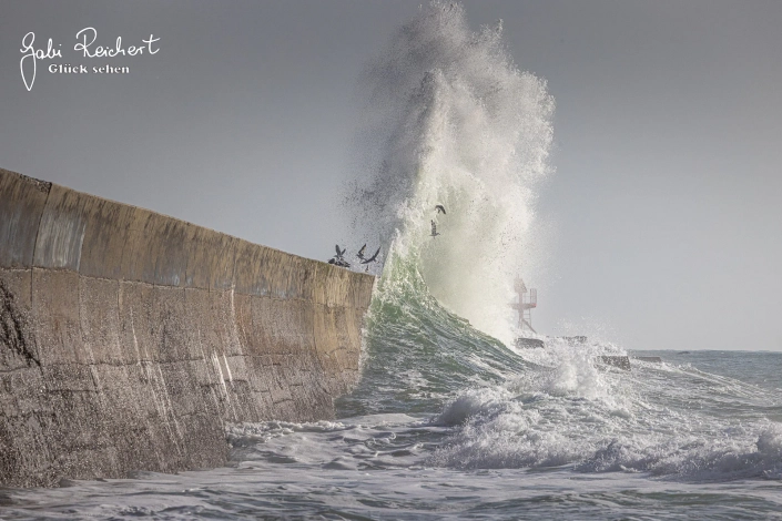Eine Welle trifft die Hafenmauer in Lesconil Eine Welle trifft die Hafenmauer in Lesconil
