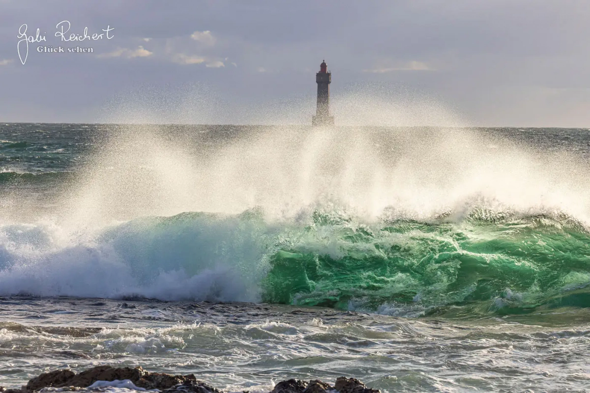 Welle vor dem Leuchtturm Jument, Ouessant